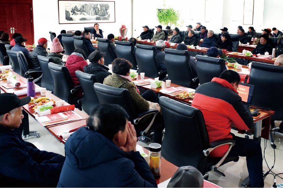 在集团老员工新春团拜会上，，，安继文董事长与到会老员工们共话ng28.com美好明天。。。
