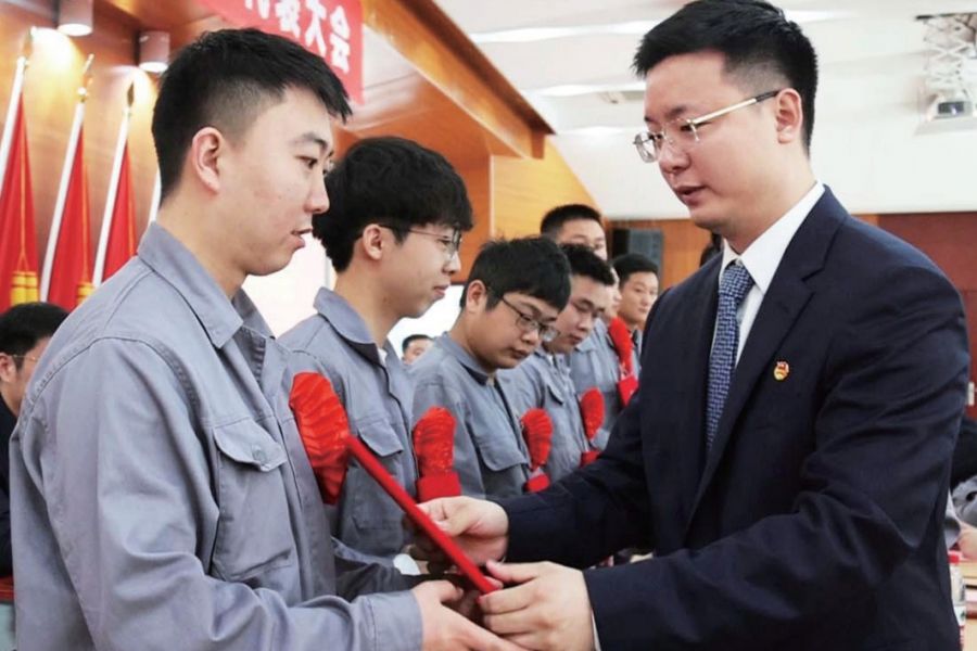 团委书记安桂辰为优良团员颁奖