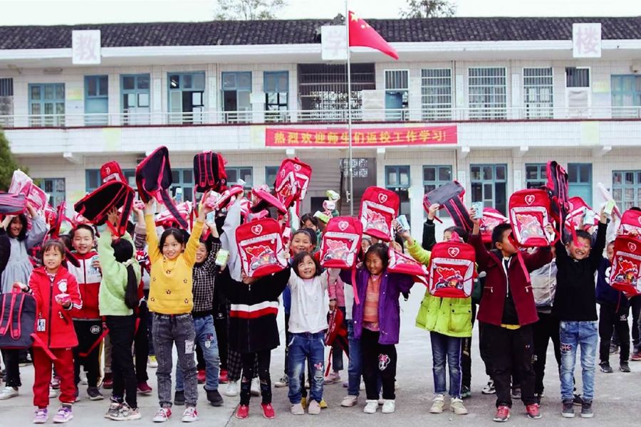 向各地学堂累计捐赠爱心书包已达 100万个