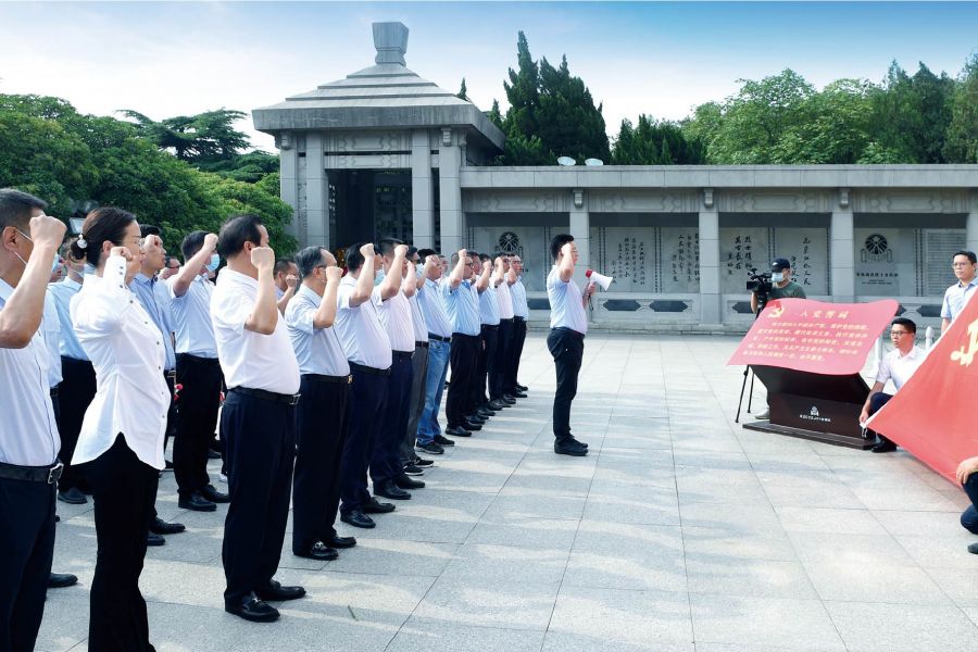 重温入党誓词，，，不忘初心使命